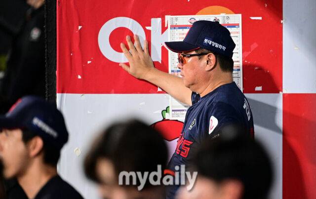 2025년 9월 3일 오후 경기도 수원KT위즈파크에서 열린 '2025 신한 SOL뱅크 KBO 리그' 롯데 자이언츠와 KT 위즈의 경기. 롯데 김태형 감독이 지켜보고 있다./마이데일리