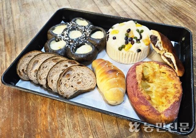 리우제과점에서 판매하는 쌀빵. (윗줄 왼쪽부터 시계 방향으로) 연탄빵, 백설케이크, 팥빵, 고구마그라탱, 소금빵, 병아리콩빵.