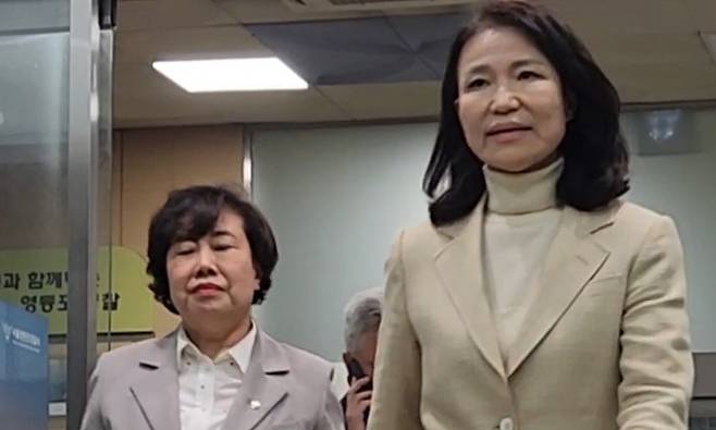 석방된 이진숙 전 방송통신위원장이 4일 오후 서울 영등포경찰서를 나서고 있다. 연합뉴스
