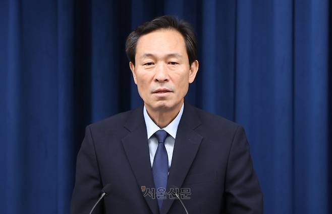 우상호 정무수석 - 우상호 정무수석이 7월 1일 서울 용산구 대통령실 청사에서 야5당 회동 관련 브리핑을 하고 있다. 뉴스1