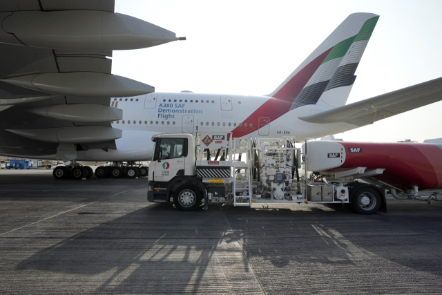 에미레이트항공사 여객기가 지속가능항공유(SAF)를 급유하고 있는 모습. /AP연합뉴스