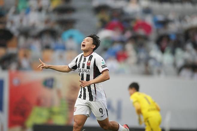 서울 조영욱이 5일 수원종합운동장에서 열린 수원FC와 K리그1 원정경기에서 동점골을 터트린 뒤 환호하고 있다. 사진제공|한국프로축구연맹