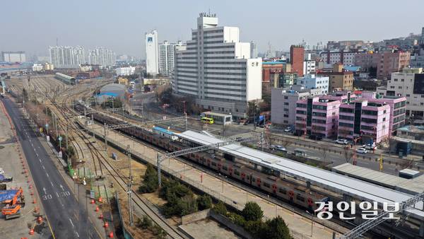 1899년 개통한 우리나라 최초의 철도 경인철도 시발점인 인천역 일대 모습. /경인일보DB