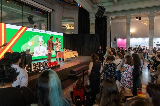 현장을 찾은 한 관객은 "평소 K-드라마와 한국 문화를 좋아해서 콘텐츠를 찾아보고 굿즈도 구매했다"고 말했다.