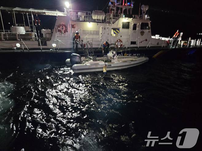 태안해경이 6일 충남 충남 태안해역 가의도 북방 2해리 인근 해상에서 밀입국 의심 선박(레저보트, 승선원 남성 8명, 중국 국적)을 검거하고 있다.(태안 해양경찰서 제공. 재판매 및 DB금지) 2025.10.6/뉴스1 ⓒ News1 김명섭 기자