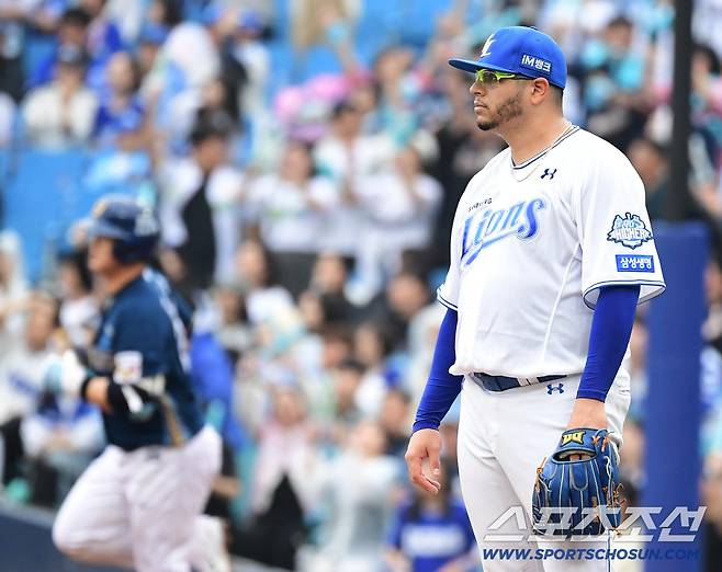 6일 대구 삼성라이온즈파크에서 열린 NC와 삼성의 와일드카드 1차전. 5회초 NC 김형준이 삼성 후라도를 상대로 솔로홈런을 날렸다. 홈런을 허용한 후라도. 대구=송정헌 기자songs@sportschosun.com/2025.10.06/