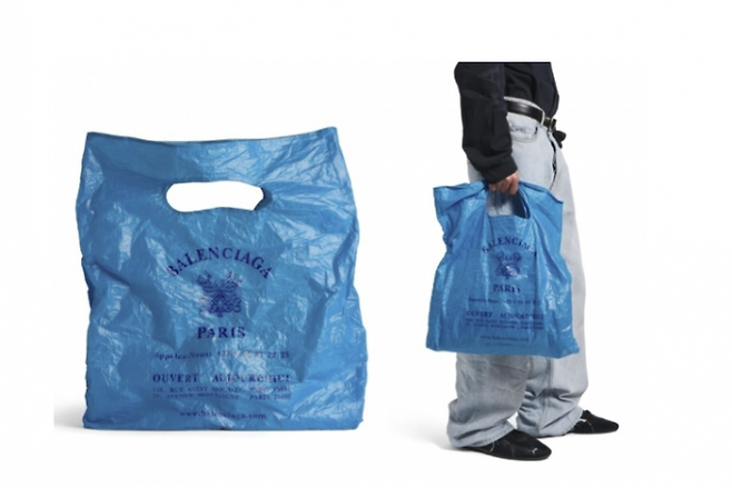 비닐봉투를 닮은 발렌시아가의 남성용 토트백. 발렌시아가 홈페이지