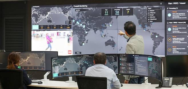 삼성에스디에스_글로벌컨트롤타워 중앙관제실에서 직원들이 근무하고 있다. 최혁 기자