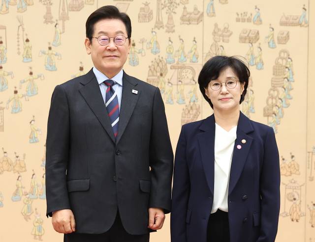 ▲이재명 대통령이 지난달 15일 용산 대통령실에서 원민경 여성가족부 장관에게 임명장을 수여한 뒤 기념촬영을 하고 있다. ⓒ연합뉴스