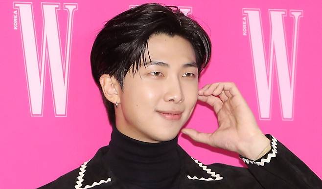 그룹 방탄소년단(BTS) 멤버 RM(본명 김남준)이 결혼과 출산에 대한 솔직한 생각을 팬들에게 전했다. 뉴스1