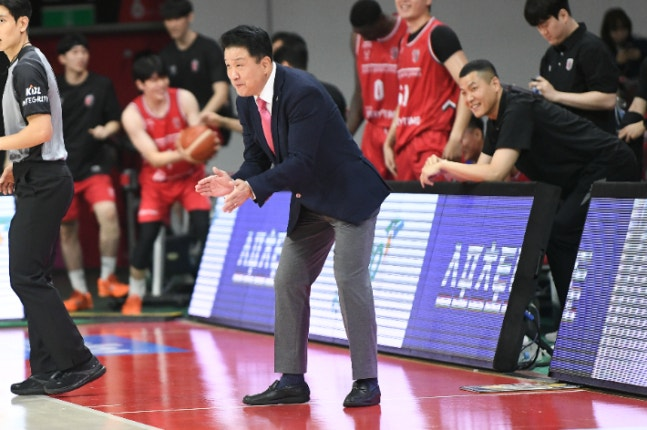 유도훈 정관장 감독이 6일 가스공사전에서 선수들을 독려하고 있다. KBL 제공