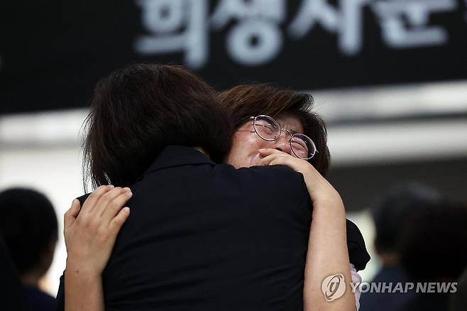 사무치는 그리움 (무안=연합뉴스) 정다움 기자 = 추석인 6일 오후 전남 무안군 무안국제공항에 마련된 제주항공 참사 희생자 합동분향소에서 한 유가족이 오열하고 있다. 2025.10.6 daum@yna.co.kr