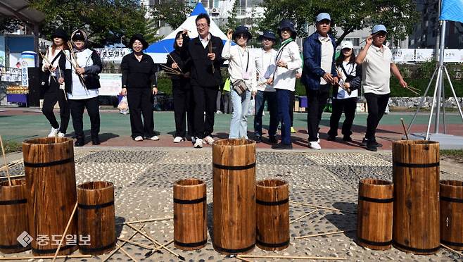 민속대제전에서 투호를 하고 있는 사람들의 모습. 이성희 기자