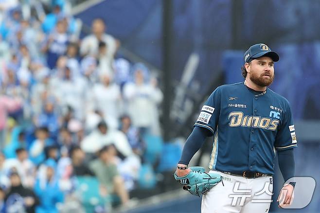 7일 오후 대구 삼성라이온즈파크에서 열린 프로야구 2025 신한 SOL뱅크 KBO 와일드카드 결정전 2차전, 삼성 라이온즈와 NC 다이노스의 경기, 1회말 2사 만루 상황 볼넷으로 이성규와 강민호에게 연속 실점을 허용한 NC 선발 로건이 아쉬워하고 있다. 2025.10.7/뉴스1 ⓒ News1 공정식 기자