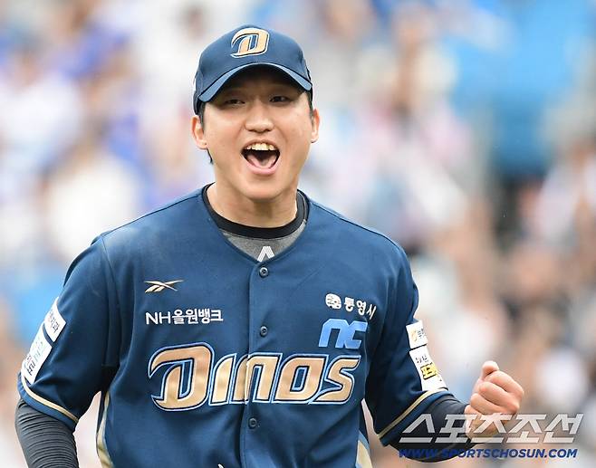 4회말 선두타자 구자욱을 투수 앞 땅볼로 처리 후 주먹을 쥐어보이는 NC 선발 구창모.