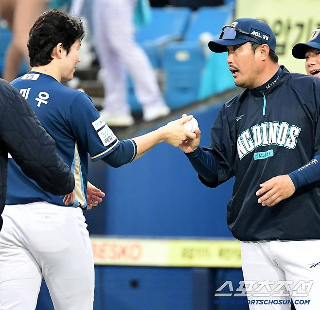 '이걸 언제 챙겼어?' 캡틴 박민우가 전하는 가을 야구 첫 승 기념구에 놀란 이호준 감독. 대구=송정헌 기자