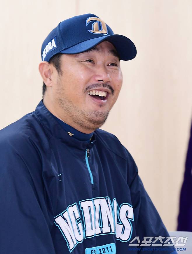 6일 대구 삼성라이온즈파크에서 열린 NC와 삼성의 와일드카드 1차전. 인터뷰를 하고 있는 NC 이호준 감독. 대구=송정헌 기자songs@sportschosun.com/2025.10.06/