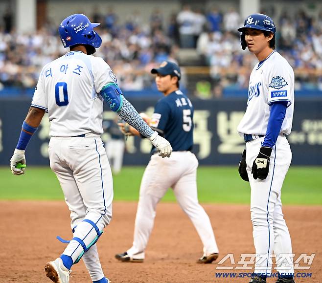 6일 대구 삼성라이온즈파크에서 열린 NC와 삼성의 와일드카드 1차전, 9회말 무사 1루 삼성 디아즈의 1루 땅볼에 아웃된 구자욱과 디아즈가 아쉬워하고 있다. 대구=허상욱 기자wook@sportschosun.com/2025.10.06/