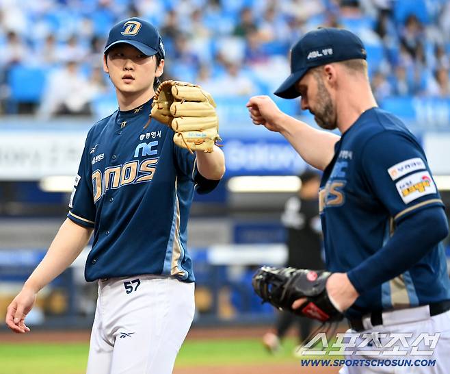 6일 대구 삼성라이온즈파크에서 열린 NC와 삼성의 와일드카드 1차전, 8회말 NC 전사민이 무실점으로 이닝을 마친 후 데이비슨과 하이파이브를 나누고 있다. 대구=허상욱 기자wook@sportschosun.com/2025.10.06/