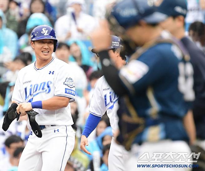 7일 대구 삼성라이온즈파크에서 열린 NC와 삼성의 와일드카드 2차전. 1회말 2사 만루. 밀어내기 볼넷으로 선취 타점을 올린 삼성 이성규. 대구=송정헌 기자songs@sportschosun.com/2025.10.07/