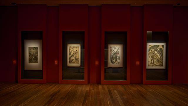 서울 용산구 한남동 리움미술관에서 열리는 '까치호랑이' 기획전에는 서울올림픽 마스코트 '호돌이'의 모티브가 된 '피카소 호랑이' 민화를 비롯해 여러 까치호랑이 도상 민화가 전시되고 있다. 리움미술관 제공