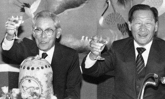 정주영 현대 창업주(오른쪽)가 고희기념연에서 이병철 삼성 창업주와 함께 건배하고 있다. 중앙일보