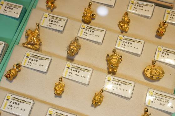 지난 3월 베이징의 한 귀금속 상점 전시대. 중국 중앙은행인 인민은행은 지난 2년 사이에 황금보유량을 124.7 t 늘리면서 외환보유액 중 황금 비중을 4.28%에서 7.64%로 늘렸다. EPA=연합뉴스