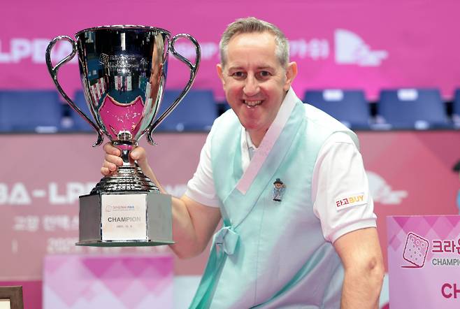 에디 레펀스가 PBA 두 번째 우승을 차지한 소감을 전했다. 사진은 지난 6일 경기 고양킨텍스 PBA스타디움에서 열린 2025-26시즌 5차 투어 크라운해태 PBA-LPBA 챔피언십 한가위 PBA 결승전에서 우승을 차지한 레펀스의 모습. /사진=프로당구협회(PBA) 제공