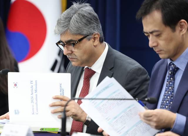 라훌 아난드(왼쪽) 국제통화기금(IMF) 한국미션 단장이 지난달 20일 정부서울청사에서 IMF-한국 연례협의결과 브리핑에 앞서 자료를 살펴보고 있다. 연합뉴스