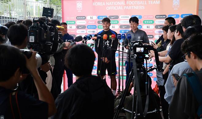 ▲ '태극전사' 옌스 카스트로프가 7일 경기 고양시 일산서구 고양종합운동장 보조구장에서 취재진 질문에 답하고 있다. ⓒ연합뉴스