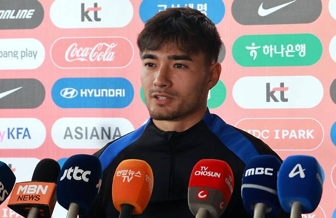 ▲ '태극전사' 옌스 카스트로프가 7일 경기 고양시 일산서구 고양종합운동장 보조구장에서 취재진 질문에 답하고 있다. ⓒ연합뉴스