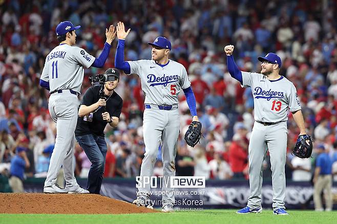 ▲ 경기가 끝난 뒤 기뻐하는 사사키 로키와 프레디 프리먼, 맥스 먼시(왼쪽부터).