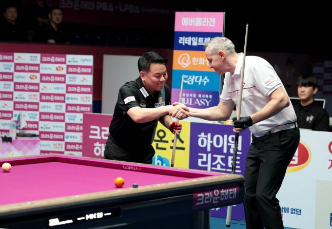 경기를 앞두고 악수를 나누고 있는 레펀스(오른쪽)와 조재호. /사진=PBA 투어 제공