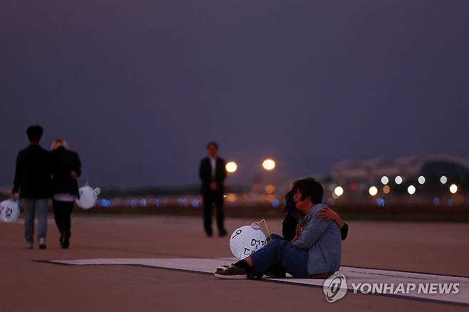 유등으로 전하는 그리움 (무안=연합뉴스) 정다움 기자 = 추석인 6일 오후 전남 무안군 무안국제공항 활주로에서 열린 12·29 제주항공 여객기 참사 유가족 협의회의 추모행사에서 한 유가족이 유등을 들고 오열하고 있다. 2025.10.6 daum@yna.co.kr