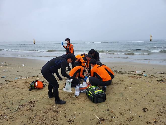 포항시 남구 동해면 도구해수욕장에서 구조대원들이 70대 여성에게 심폐소생술 등 응급처치를 하고 있다. /포항남부소방서 제공