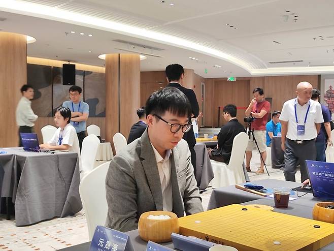 8일 중국 왕스이 8단과 16강전을 벌인 원성진 9단.(사진 한국기원 제공)