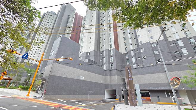 지난 5일 부산 사하구 신평동 '중앙하이츠더힐' 단지 전경. 이 아파트는 지난해 12월 완공됐다./조은임 기자