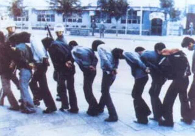 사진가 김향득씨는 1980년 5월27일 새벽 광주여자기독교청년회관에서 싸우다가 생포돼 오랏줄에 묶여 끌려나가던 고교생(왼쪽 셋째)이었다. 5·18기념재단 제공