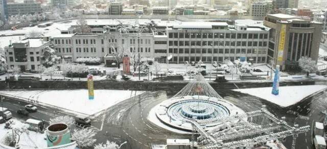 김향득 사진가는 생전 2007년 12월30일 눈 내렸던 날 눈물을 흘리며 앵글에 담았던 전남도청 풍경 사진이 가장 기억에 남는다고 했다. 김향득 사진가 제공