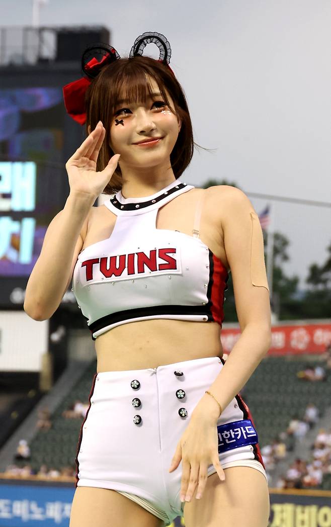 치어리더 이주은이 8일 오후 서울 잠실야구장에서 열린 2025 KBO리그 프로야구 LG트윈스와 키움히어로즈의 경기에서 신나는 율동으로 응원을 이끌고 있다. 잠실=김민규 기자 mgkim1@edaily.co.kr /2025.07.08/