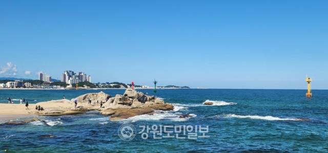 ▲ 고성 봉포해변을 찾은 관광객들이 갯바위에 올라 가을 낚시를 만끽하고 있다.