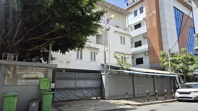 지난 6월 29일 캄보디아 프놈펜의 한 수용시설 앞. 이곳엔 특정경제범죄가중처벌법상 사기 등 혐의를 받는 강모씨(32)와 그의 아내 안모씨(29)가 수감돼 있던 것으로 알려졌다./사진=김다빈 기자