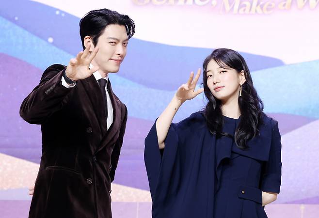 배우 김우빈, 수지가 넷플릭스 시리즈 '다 이루어질지니' 제작발표회에 참석해 포즈를 취하고 있다. /사진=스타뉴스