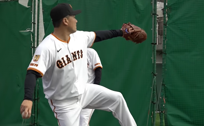 ▲ 투구 폼 교정 훈련을 하고 있는 다나카 마사히로. ⓒ 요미우리 자이언츠 유튜브