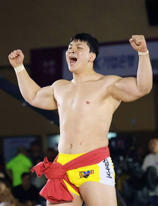 7일 울산광역시 울주군 울주종합체육센터에서 열린 '위더스제약 2025 울주추석장사씨름대회' 한라장사(105kg이하)에 등극한 김무호(울주군청)가 우승 후 기쁨을 표하고 있다. /사진=대한씨름협회 제공