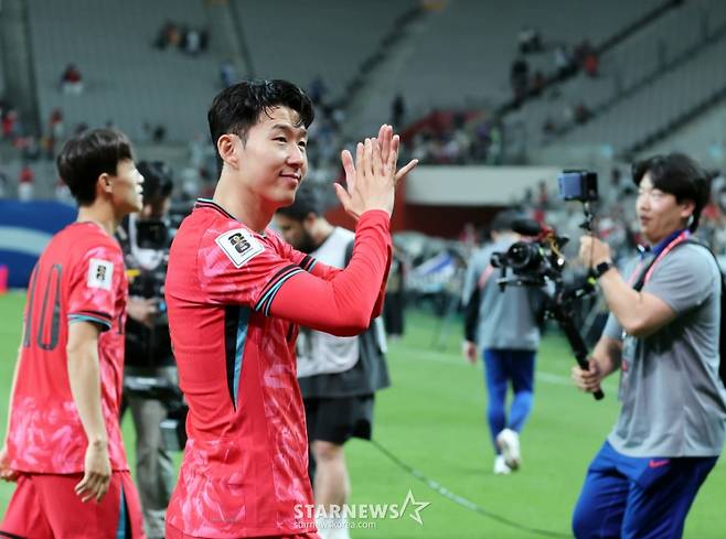 축구대표팀 주장 손흥민이 6월 서울월드컵경기장에서 북중미월드컵 최종예선 마지막 경기인 쿠웨이트전에서 승리한 후 월드컵11연속 본선진출을 축하하기위해 그라운드를 돌고 있다. /사진=강영조 선임기자