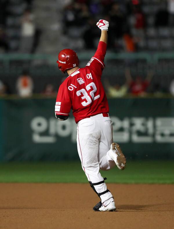 SSG 이율예는 10월 1일 인천에서 한화를 상대로 끝내기 2점 홈런을 때렸다. (사진=SSG)
