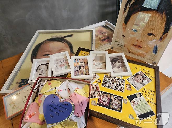 지난 3년간 정인이를 잊지 못한 사람들이 정인이 묘소로 가져온 사진과 액자들 2025.9.30/뉴스1 ⓒ News1 유채연 기자
