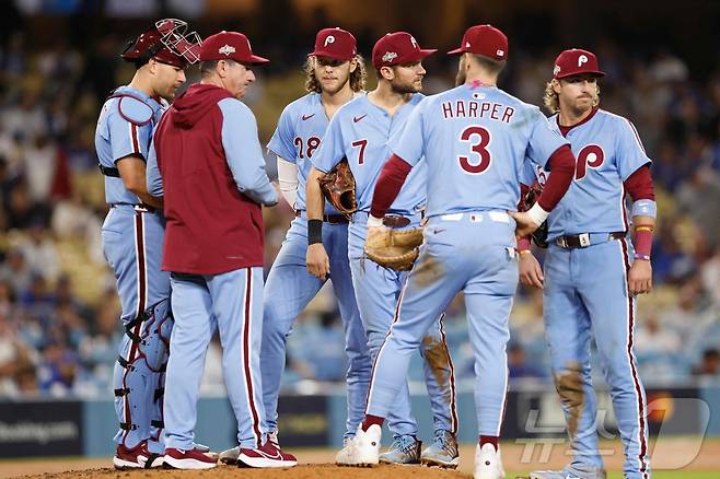 MLB 필라델피아가 내셔널리그 디비전시리즈에서 다저스를 꺾고 2연패 뒤 첫승을 거뒀다. ⓒ AFP=뉴스1