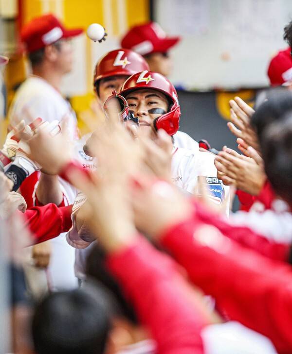 9일 오후 인천 SSG랜더스필드에서 열린 삼성 라이온즈와의 2025 신한 쏠뱅크 KBO 포스트시즌(PS) 준플레이오프(준PO·5전 3선승제) 1차전 7회말 투런포를 터트린 고명준. /사진=SSG 랜더스